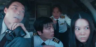 굿뉴스 골때리고 재밌다 
연출이나 편집 미술 여러모로 감각적이고 변성현 감독 특유의 스타일리시함이 느껴짐 그리고 영화 내내 뺑이치는 서고명 중위 느낌 너무 좋으시다 실화 바탕이라니 역시 현실은 영화보다 더 영화같구나 . .