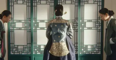 아니 근데 보면 볼수록 멋진신세계 한복 너무 이쁘다 한복이 고급지고 색감도 이쁘고 때깔이 ㅈㅉ 남다름 돈 많이 쓴 티가 남