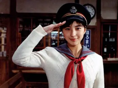철도원

전설의 료코 경례짤의 출처가 되는 영화...
근데 이건 사실 작중에 나오는 장면은 아님
러브레터같이 감정선이 터지는 장면은 없는 잔잔한 영화였음
그래도 몰입감은 좋았고 마지막에는 뭉클
중간에 술취한 아저씨가
우타다 히카루의 어머니이신 후지 케이코 노래를 부르는 장면이 있었음ㅋㅋ