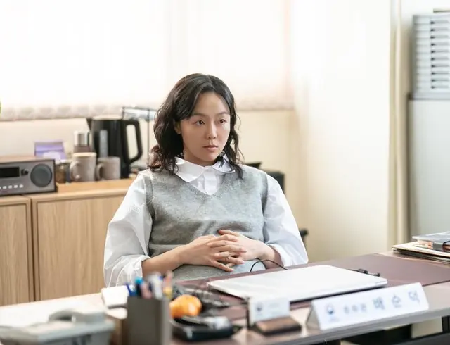 자백의 대가 한드에 만삭 임산부 보호관찰관 등장시킨 것만으로도 칭찬할만하다고 봄
임산부 뱃지 달랑거리면서 끝까지 자기 일에 최선을 다 하는 여자, 이게 리얼이잖아.,. 조금 차가울 정도로 선 지키면서도 인정있는 캐릭터를 이상희님이 너무 잘해줘서 행복했다