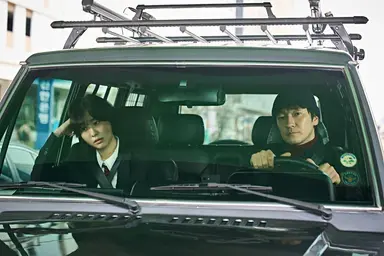 나인퍼즐 6화까지 다 본 사람-2

김다미 맑눈광 연기 너무 귀엽고 흥미로운 캐릭터+손석구도 마냥 진지하고 전형적인 형사가 아니라서 좋은데 현샘과 이나의 관계성 관계의 변화도 흥미로움 연기구멍 없고 각 캐릭터들의 스타일링도 전형적이지않아서 보는 눈이 즐거움