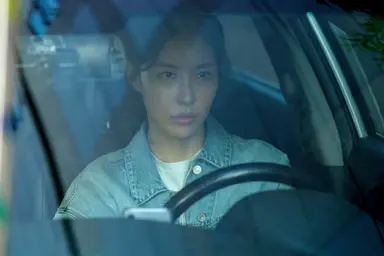 정보원
자존심 상하는 웃음조차 나오지 않는다. 코미디 영화의 공식은 다 가져왔지만 웃기지가 않다. 중구난방에 산만하기까지 한데 지루하다. 러닝타임 내내 스크린보다 시계를 더 많이 바라본 것 같다. 오 형사가 이 형사를 짝사랑하는 설정은 스토리와 아무 연관도 없는데 왜 넣었는지 모르겠다.