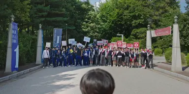 러닝메이트 다 봤다
고등학교 학생회장 선거 가지고 뭐 이렇게 난리를 치나 싶은게 더폴리티션 시즌1 생각남 각종 여론전 폭로 온갖 권모술수가 난무하는 하이퍼리얼리즘 학원 정치 드라마..