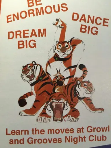 주토피아 초기설정은 지금과 달리 초식자들이 포식자층을 지배하는 설정이었다고함; 그래서 포식자들은 목에 저 개목걸이같은걸 차고 다녀야했다는... 존나 쩌는 설정... (전체이용가는 무리겠지만