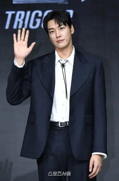 트리거 몰입하기 힘든이유 : 배우들의 본 모습을 알아서

트리거                                                         현실
이도 : 말 많이 없음                               남길 : 말 많음
문백 : 말 많음                                       영광 : 말 없음