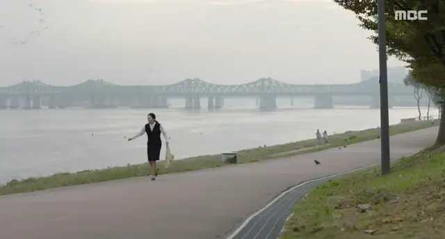 어제 [태양을 삼킨 여자] 내 기준 느무 재밌었는데 20년간 땅 속 깊숙이 묻어 둔 기억이 파묘 당한 공실장이 (장 보러 가다 말고 장바구니를 달랑달랑 든 채) 멘붕으로 허우적허우적 한강변을 걸으며 독백과 함께 기억을 소환해 내는데...