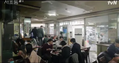 <서초동> 티저에서 왜 자꾸 밥 먹는 장면만 나오나 했는데, 1화 보고 이해됨.
“이게 다 밥 먹자고 하는 짓”이라는 직장인 마인드를 보여주려는 거였음.
정의감이나 사명감이 아니라, 그냥 밥벌이로 사는 현실 직장인 변호사들 얘기
근데 먹방을 너무 잘찍으셔 보면 배고파요