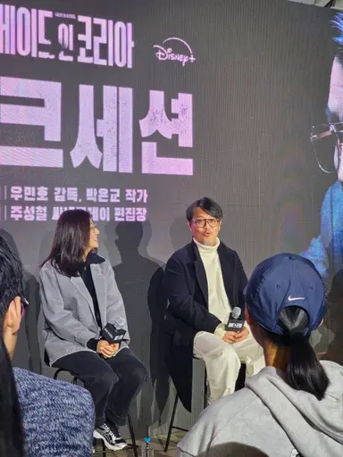 오늘 여기 갔는데 우민호 감독님 F 98%이신 듯
사진 귀엽게 나오셨네요 ㅎㅎ
메이드인코리아 시즌1 대본 4년 쓰셨다는 작가님 넘 멋져... 지금 시즌2 찍고있대요
3화에 여성들의 욕망을 집중해서 다루고 싶었다며 조여정님과의 캐미가 좋았고 여자랑도 찍자고 하셔서 감독님도 그럴 의향 많다고 하심