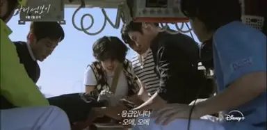 닥터섬보이 보니까 낭닥보고싶어짐...
식당 하나있는 작은섬마을 보건지소에 공보의 세명 + 간호사들 있는데 이재욱 첫진료부터 헬기띄워 이장님살렸고 24시간 민원대기중에 틈만나면 튀어나간대