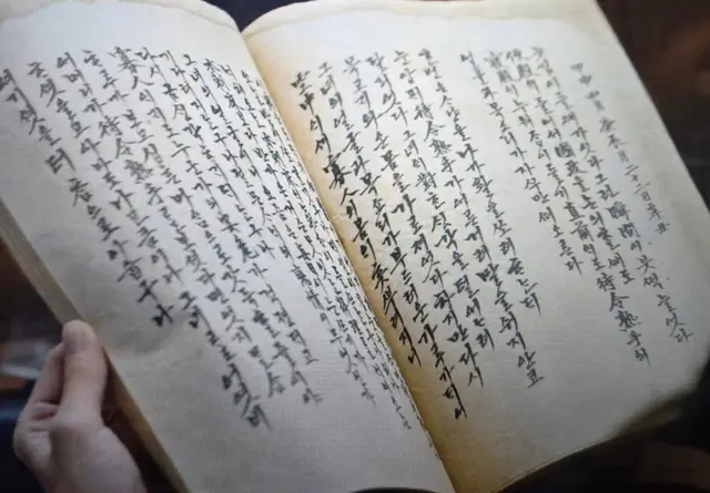 스핀깅이 알려줬는데 망운록 내용 더 풀린거 개또라이같애......
이헌 지영이 생각만 나고 눈 뜨기가 기다려지고 안위가 걱정되는 마음이 생긴다고 스스로 신기해해ㅁㅊ
어머니가 보셨다면 나만큼이나 그녀를 어여삐 여기셨을터<<이헌 미친놈아 어떤 사랑을 하게 되는거야
다들 폭군의셰프 펴라