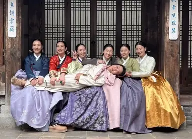 이게 모야
옥씨부인전 과몰입 방지짤이잖앜ㅋㅋㅋㅋㅋ
막심이를 가로로 눕히고 사이좋게 찍은 마님들ㅋㅋㅋ
백이랑도 같이 찍은거 넘ㅋㅋㅋㅋ ㄱㅇㅇ