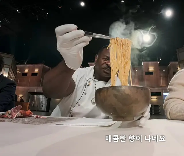 흑백요리사 방송국 놈들 존나 못된 점
백악관 셰프님 모셔왔으면 같이 대화할 수 있는
사람도 같이 데려와야지 혼자 카메라 보고 얘기하시잖아
아 혹시 i시면... ㄱㅊ으실지도
근데 나였으면 다들 같이 대화하는데
나는 혼자 밥 먹음 < 존나 우울 집 가고 싶음