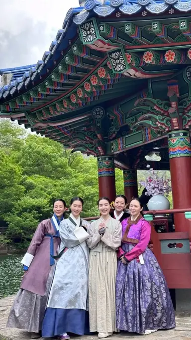 이게 모야
옥씨부인전 과몰입 방지짤이잖앜ㅋㅋㅋㅋㅋ
막심이를 가로로 눕히고 사이좋게 찍은 마님들ㅋㅋㅋ
백이랑도 같이 찍은거 넘ㅋㅋㅋㅋ ㄱㅇㅇ