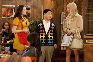 [TV] 두 파산녀 2 Broke Girls (2011- )
전재산을 잃은 부잣집 아가씨 캐롤라인이 가난하고 시니컬한 웨이트리스 맥스를 만나 동거하면서 연애하는 시트콤(구라아님 / 시즌5 예정.