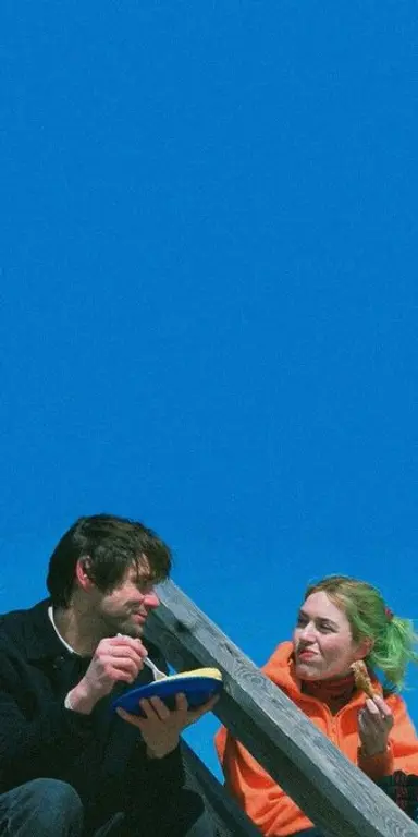 3. 이터널 선샤인 (Eternal Sunshine of the Spotless Mind, 2004) – 색의 온도와 질감을 활용한 감성적인 미장센이 돋보이며, 따뜻한 색조와 차가운 색조의 대비가 인상적.