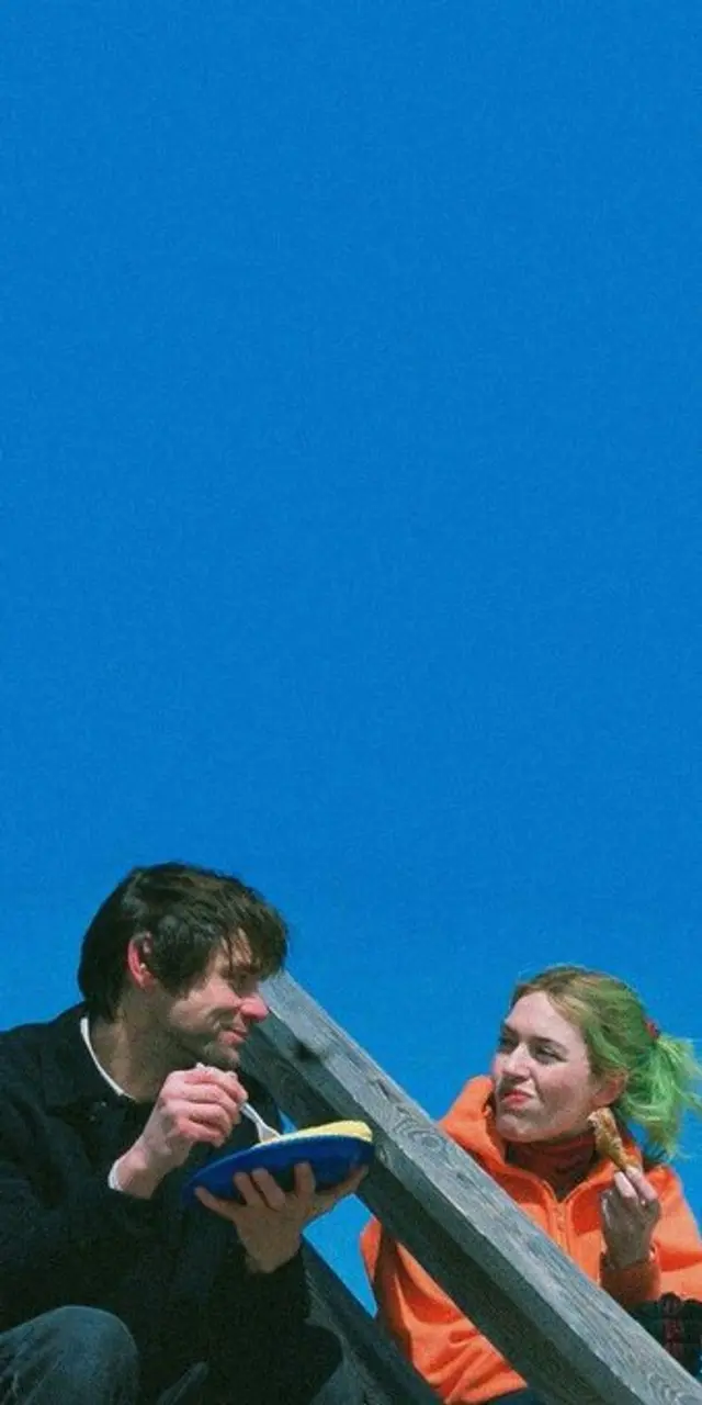 3. 이터널 선샤인 (Eternal Sunshine of the Spotless Mind, 2004) – 색의 온도와 질감을 활용한 감성적인 미장센이 돋보이며, 따뜻한 색조와 차가운 색조의 대비가 인상적.