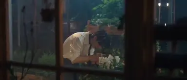 태풍상사 주인공 원예학과 전공인 거 넘 신선함
아버지의 말 한마디로 꽃을 사랑하게 되어
아버지에게 인정받기 위해 자신만의 꽃을 만들고
아버지한테 뺨을 맞고서도 화원을 가꾸던 남주가
아버지의 회사를 다시 꽃피우기 위해 싸우는 이야기
그리고
꽃을 든 남주와 경제신문을 읽는 여주도..