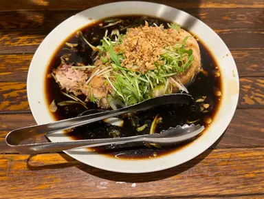 어제 넷플릭스에 공개된 미친맛집 2화
아오야마본점에 저녁먹으러 다녀옴
가격이 좀 비싸네 라고 생각했는데
모든 메뉴들이 거의 2인분씩 나옴