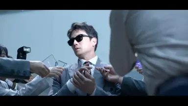 법원에 들어설 때 수갑을 찬 것처럼 손을 모으고 정지 신호 앞에 멈춰서서야 저지른 일의 결과가 어떻게 돌아왔는지 뒤늦게 눈물 흘리던 이한영에게 선글라스는 단순히 얼굴을 가리는 것보다 스스로가 죄인이기에 숨어야 할 때 쓰는 도구가 아니었을까