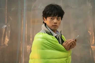 정보원
자존심 상하는 웃음조차 나오지 않는다. 코미디 영화의 공식은 다 가져왔지만 웃기지가 않다. 중구난방에 산만하기까지 한데 지루하다. 러닝타임 내내 스크린보다 시계를 더 많이 바라본 것 같다. 오 형사가 이 형사를 짝사랑하는 설정은 스토리와 아무 연관도 없는데 왜 넣었는지 모르겠다.