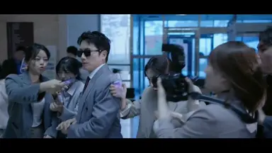 법원에 들어설 때 수갑을 찬 것처럼 손을 모으고 정지 신호 앞에 멈춰서서야 저지른 일의 결과가 어떻게 돌아왔는지 뒤늦게 눈물 흘리던 이한영에게 선글라스는 단순히 얼굴을 가리는 것보다 스스로가 죄인이기에 숨어야 할 때 쓰는 도구가 아니었을까