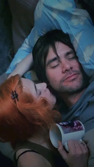3. 이터널 선샤인 (Eternal Sunshine of the Spotless Mind, 2004) – 색의 온도와 질감을 활용한 감성적인 미장센이 돋보이며, 따뜻한 색조와 차가운 색조의 대비가 인상적.