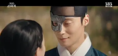 와.. 차세계 설정 진짜 미쳣네
전생에 얼굴에 흉도있고 눈동자 색도 오드아이인데 그걸 가릴려고 가면을 쓰고 남들이 잘 오지않는 전각에 살던 대군이었다?
근데 그걸 현대에 차세계가 꿈에서 본다는 거잖아 이거 진짜 맛도리고 차세계 오드아이 개좋음
