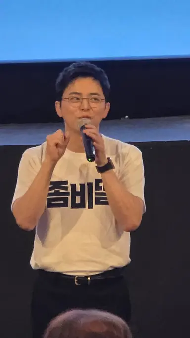 좀비딸 

후기

실사화가 잘 된 느낌 
딱 원작 느낌 그대로 갈려고 노력한게 보였음
웹툰에서 중요한 부분은 다 나와서 만족했고 재밌게 잘 나와서 가벼운 마음으로 보기 좋은 영화였음
 가끔씩 이 작품을 영화가 아닌 드라마로 나왔으면 어땠을까 하는 생각이 들긴 했지만 그래도 대체로 재밌었음