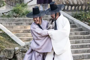 송강호는 “영화 ‘관상’ 때 부터 조정석과 만나면 친형제처럼 즐거웠다. 평상시에 만나면 제가 괴롭히기도 한다(웃음). 

조정석이 노래를 잘하니 제가 노래를 부르라고 시키기도 한다”며 “그 친구가 처음엔 부끄러워 하며 '안 하겠다'고 빼다가도 결국 노래를 한다. 그게 참 재미있다.