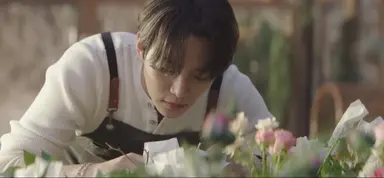 태풍상사 주인공 원예학과 전공인 거 넘 신선함
아버지의 말 한마디로 꽃을 사랑하게 되어
아버지에게 인정받기 위해 자신만의 꽃을 만들고
아버지한테 뺨을 맞고서도 화원을 가꾸던 남주가
아버지의 회사를 다시 꽃피우기 위해 싸우는 이야기
그리고
꽃을 든 남주와 경제신문을 읽는 여주도..