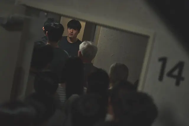 <84제곱미터> 본 사람 후기
감독의 전작에서 느꼈던것처럼 스릴러를 잘만들었다는 생각이 들었음 층간소음 소재로 하는 영화다보니 사운드랑 행동 하나하나에 초점을 맞춰서 촬영한게 되게 센스있다고 느껴짐 그대신 내가 정말 미칠것 같음 스트레스 받음+강하늘 연기도 한 몫함
그러나 개인적으로 뒷부분이 좀 아쉽긴했음