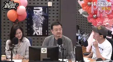 연상호 감독 말하는거 왜캐 웃김 ㅠ ㅠ
Q. 천만 감독으로서 부담되는지
A. 중간중간 망한 게 있어서 마음을 내려놨다. ‘부산행’으로 10년째 커버 중.
Q. 캐스팅 비결
A. 첫 미팅 때 간절함을 보인다. ‘도와주세요’는 백번도 말한다.
Q. <군체> 천만 공약
잘 안되면 인디 애니메이션으로 돌아갈 것.