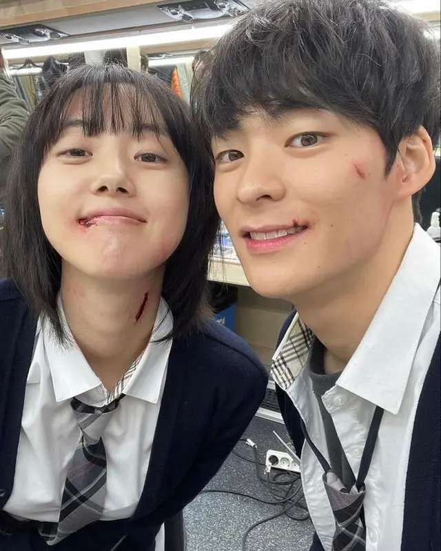 최종병기 앨리스 보실분
솔직히 오글거리고 짜치는 대사 파티지만
박세완 송건희 얼굴합 좋고 피칠갑 말아주고 이름도 서여름 한겨울 <인소감성미침