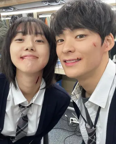 최종병기 앨리스 보실분
솔직히 오글거리고 짜치는 대사 파티지만
박세완 송건희 얼굴합 좋고 피칠갑 말아주고 이름도 서여름 한겨울 <인소감성미침