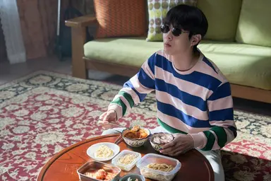 넘버원
소재는 좋았으나 관객을 울리기에만 급급하다. 엄마라는 치트키를 사용해서 슬프긴 한데 기승전결이 없어서 재미도 없다. 명절용으로 개봉을 잡은것 같은데 굳이 가족끼리 이런 영화를 보고 싶지 않다. 밥은 스스로 해먹으라는 핀잔만 먹을 듯. 엔딩 크레디트의 음악과 배우들의 연기는 좋았다.