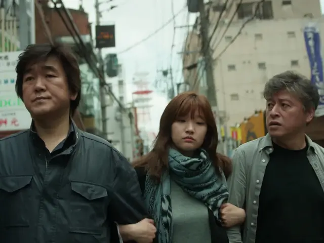 장률 감독의 영화 '후쿠오카'. 전작인 군산을 재미있게 봐서 후쿠오카도 기대하고 봤다. 영화에서는 신비로운 장면들이 많아서 좋았다. 첫 번째로 뽑은 장면, 말을 일절 하지 못하는 줄 알았던 가게 단골 손님이 한국말을 한다. 외지인은 사랑하는 사람과 약속을 지키기 위해 그동안 말을 안했다고 (1)