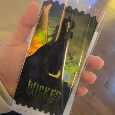 위키드 포 굿 조조로 갈긴 후기
>파트 1보다 개연성 떨어짐
>노래진짜많음
>평론가 후기 oh they fuck이 사실임
>근데 포 굿 하나로 이 영화를 볼 가치가 있음 거기서 오열함
>엘파바랑 글린다가 서로 사랑을 함 공식임
>도로시 배우 나온다해서 기대했는데 안나옴
>쿠키 없음