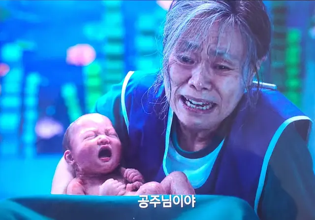 오징어게임 ㄹㅇ 미친새끼같네 뭔 애를 5분만에 낳음? (비유 아니고 목숨을 건 게임하는 도중에 양수 터지더니 애를 슘뿡 낳음;;)