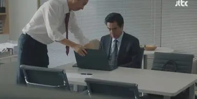 [서울 자가에 대기업 다니는 김부장 7화]
인사팀장이 아산공장 구조조정을 요청했고
20명을 자르면 본사 복귀할 수 있는 상황.

그 와중에 화재사건이 나서 해당라인 근무자 21명을 자르면 해결되는 상황이었는데
끝내 제출하지 못하고 본인의 희망 퇴직을 신청함.

수고했다고 위로해주는 명세빈 연기 너무 좋았고 보면서 같이 눈물 흘림.
25년의 회사생활이 끝나는 순간이니.