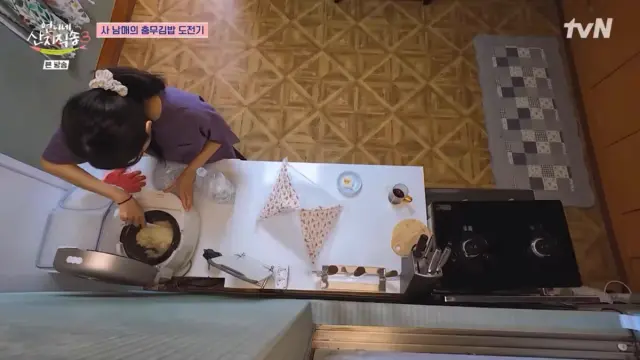 노윤서 언산제작진분들한테 이건 예능이다. 말을안해서는 안된다. 혼잣말도 해야한다. 특훈받고 집에서 혼잣말하는 거 연습했다더니 진짜 쉬지않고 쫑알대고있음 
근데 그 쫑알이가 막 아뜨뜨.. 쉬이익 맛소금... 이거라서 걍 4살아기의체험요리일기 보는 기분