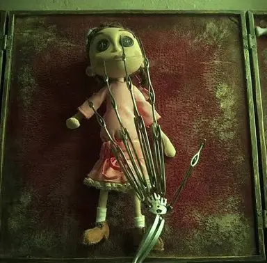 코렐라인 오프닝씬에 이 인형 와이비네 할머니 여동생이었구나 ㅁㅊ..