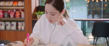 컨피던스맨 KR 1화 후기: 박민영이 똑똑한 머리로 성실하고 부지런하게 나쁜 놈들 돈을 싹싹 벗겨다가 피해자들을 도와줌