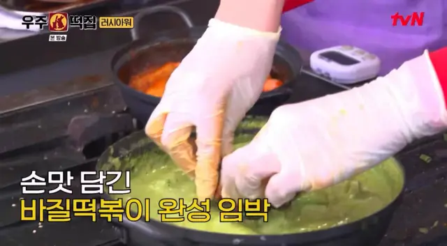 우주떡집 이영지 주문 밀리니까 세상 정신 없이 후추? 뿌리면서 >라쿠카라차 라쿠카라차< 외치는데 절대 뜻을 찾아보지 말라는 자막 보고 궁금해서 찾아봤더니 고함 지름 아 영지야!!!!!!