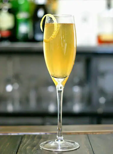 1. <원 배틀 애프터 어나더>에 등장하는 반정부 혁명단체 ‘프렌치 75’는 칵테일 이름이다. 명칭의 기원을 보면 1차대전 때 프랑스 군의 상징인 75mm 야포에서 나왔다고 한다. 이 칵테일은 토머스 핀천의 소설 <인히어런트 바이스>에도 나온다. 레시피를 보니 만들기 어렵지 않은 술이다.