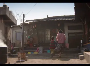 태풍상사라는 드라마가 매 회차 얘기하고 싶은 건 결국 >>가족<< 이라는 키워드인 것 같다
IMF가 와서 모든 걸 잃어도, 심지어 그게 집이어도 우리 곁에 가족이 남아있다면 그곳이 집이라고, 결국 사람을 살게 하는 건 가족의 품이라고