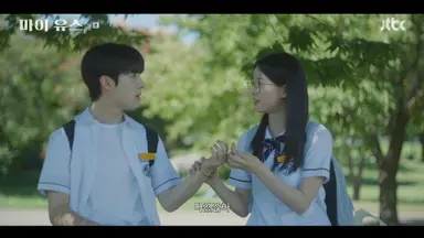 아니 마이유스 우해제연 생각보다 더 지독한 첫사랑이였슨... 서로 다른 상황속에서 멀어졌지만 여전히 지금까지도 제연이 준 소원팔찌를 차고 다니는 선우해 , 이사할때마다 우해와 관련된 물건들은 하나도 안버리고 보관해둔 성제연
이게 왜 사랑이 아닌데 너네들 끝난게 아니라 현재진행형이야