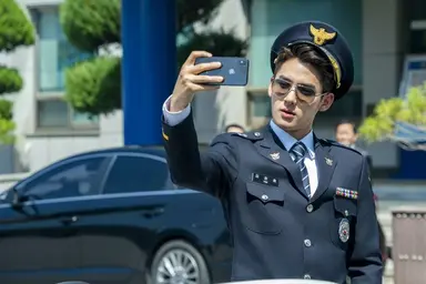 <끝장수사>후기 
기대 없이 들어갔다가 너무 재밌어서 중간에 화장실가는것도 참고 봤음.. 촌뜨기인불 알았는데 노련한 베테랑 형사랑 뻣뻣한 신참인데 의외로 예리한 신입 형사 투캅스 수사물은 언제 안 재밌음? 초반에 베테랑 하위호환류로 보다가 막판에 너무 좋아져서 끝장수사 시즌2를 기원함