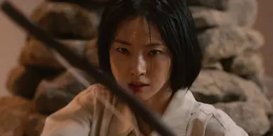 기리고 전소니 잘 다니던 대기업 퇴사하고 무당 됐고 이름도 개명했는데 바꾼 이름이 햇살이고 인간의 몸으로 감당할 수 없는 힘이 깃든 무당이라 집 안에만 매여있는 설정인 거 진짜 제발 저요