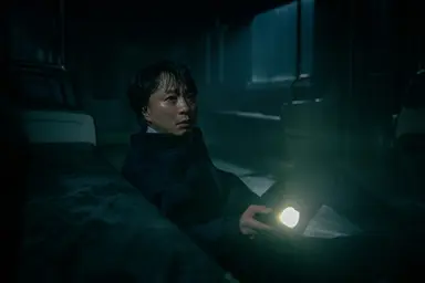 괴기열차
광림 역에서 일어나는 괴기스러운 이야기를 모은 옴니버스식 영화. 점프 스케어가 난무하는 영화가 아니라 스토리와 연출로 공포감을 조성한 것과 옴니버스 세계관이 하나로 이어져 있는 것이 좋았다. 다만 여성을 주제로 한 스토리가 성형과 외모로 국한되어 있는 게 아쉽다.