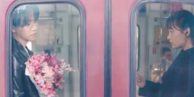 태풍상사 주인공 원예학과 전공인 거 넘 신선함

아버지의 말 한마디로 꽃을 사랑하게 되어
아버지에게 인정받기 위해 자신만의 꽃을 만들고
아버지한테 뺨을 맞고서도 화원을 가꾸던 남주가
아버지의 회사를 다시 꽃피우기 위해 싸우는 이야기

그리고
꽃을 든 남주와 경제신문을 읽는 여주도..